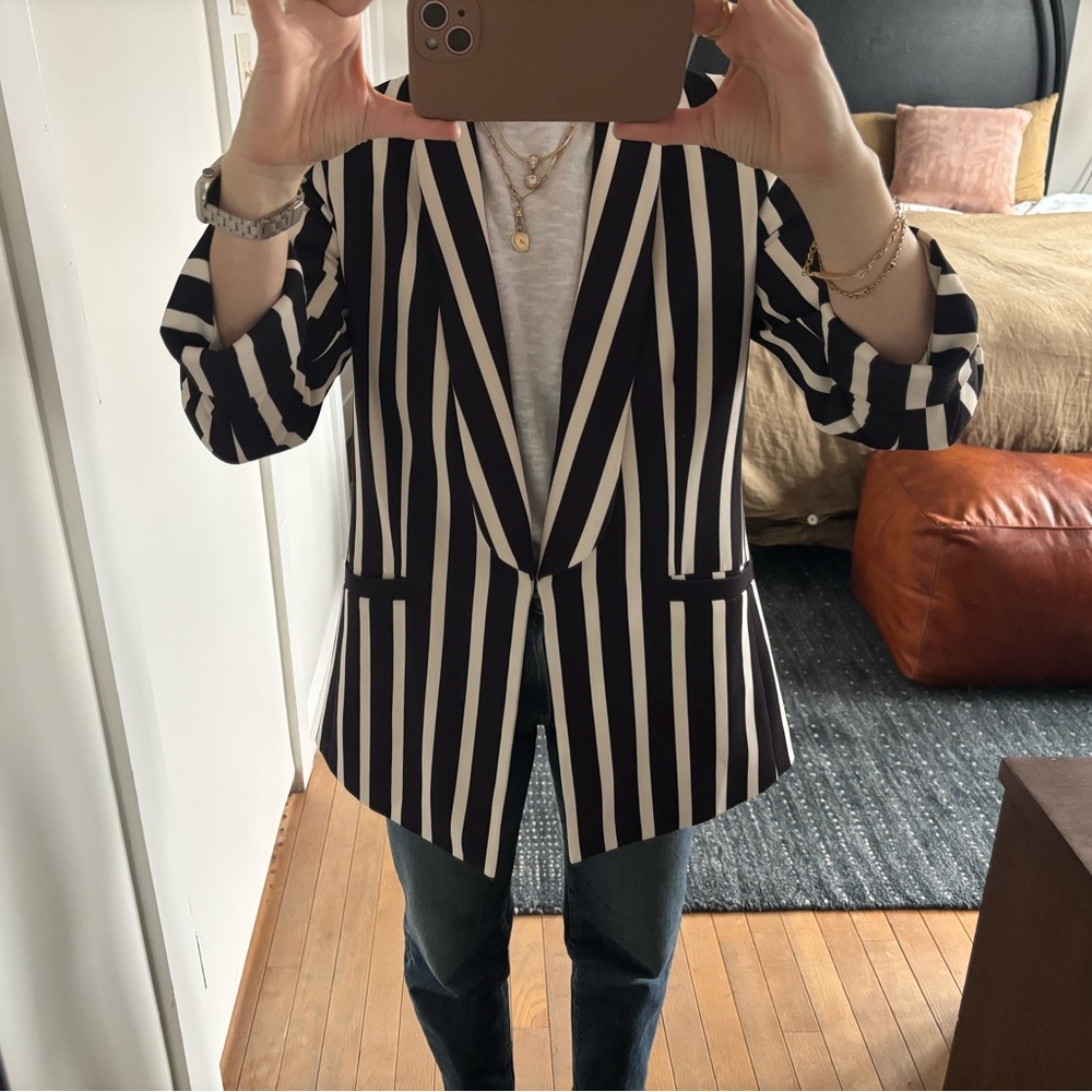Alice + Olivia striped boyfriend blazer size 8. Statement blazer features clasp